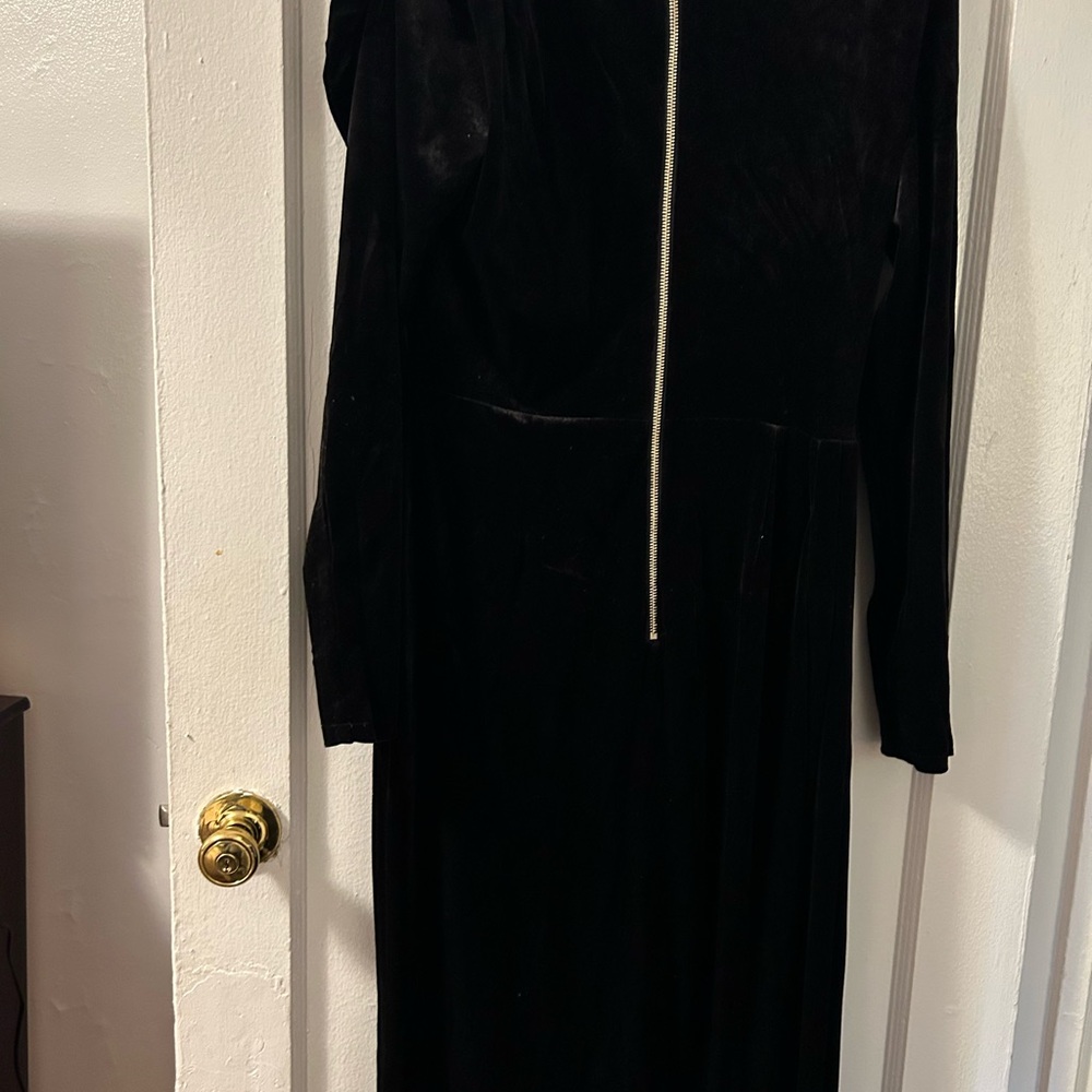 Elegant Black Velvet Dress - Picture 6 of 7